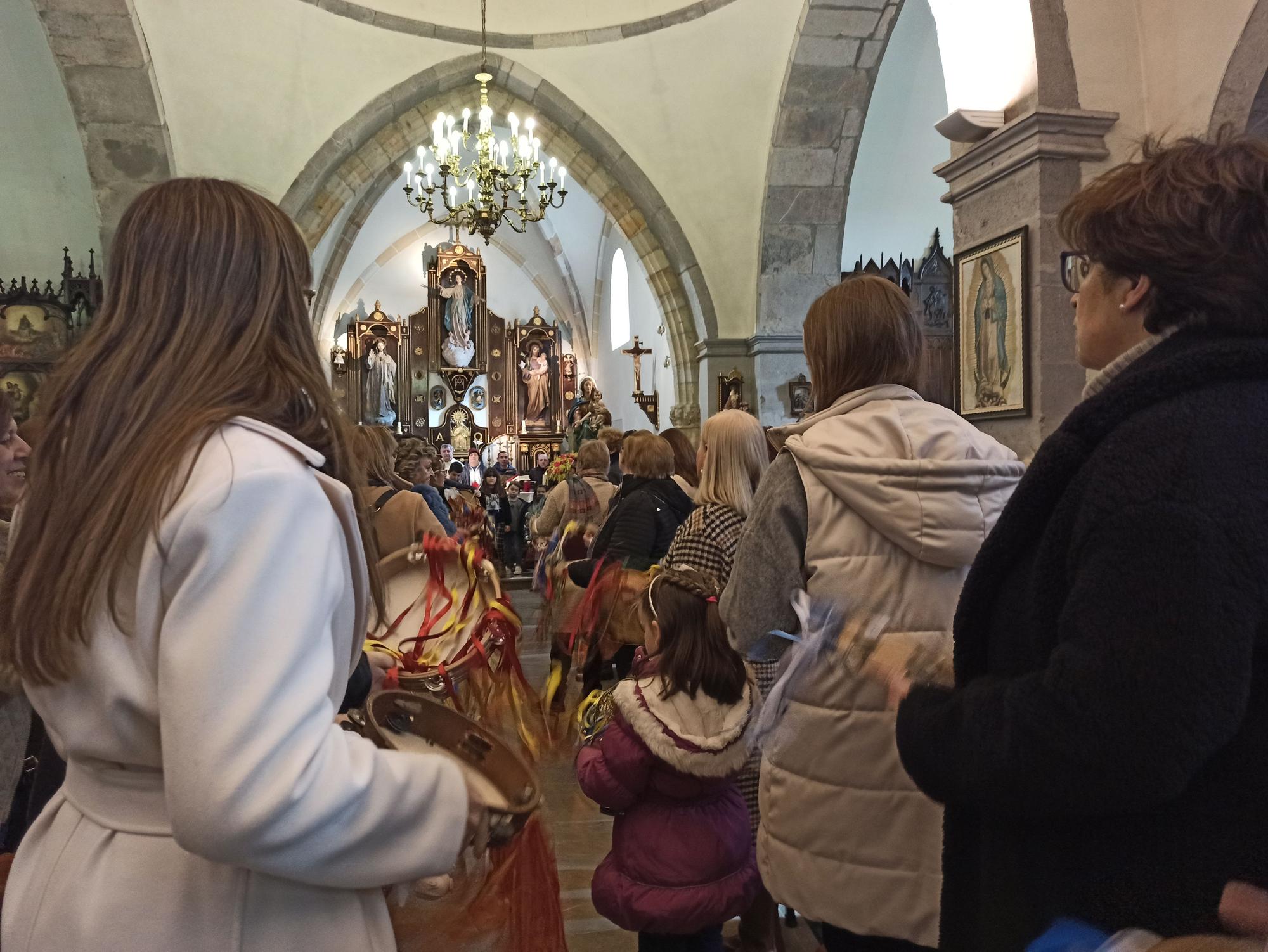 En Posada de Llanes, los panes del ramu vuelan por La Candelaria: "Hay que andar rápido"