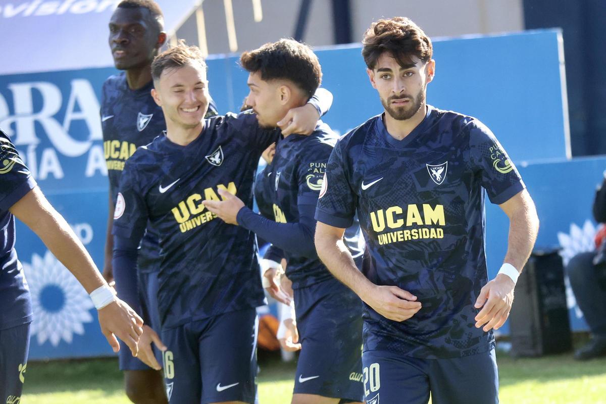 El UCAM Murcia CF contra el Puente Genil en fotos