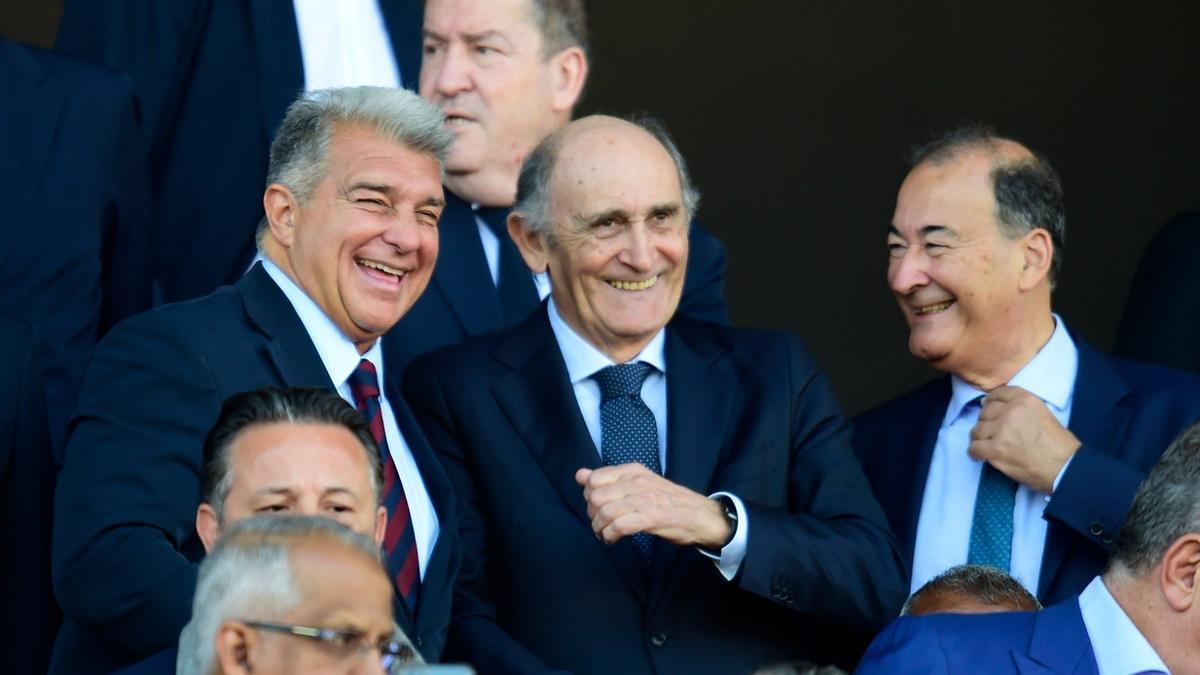 Joan Laporta, presidente del Barça, y José Martínez, Pirri, el representante del Madrid, en el palco.