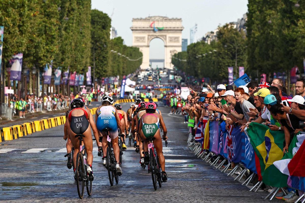 Las atletas durante la carrera ciclista por el centro de la ciudad de la prueba de triatlón femenino en los Juegos Olímpicos de París 2024