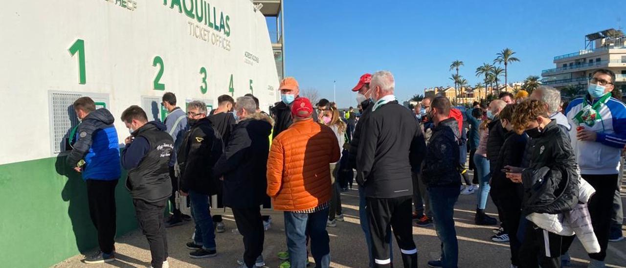 Aficionados del Elche comprando entradas para el partido frente al Real Madrid