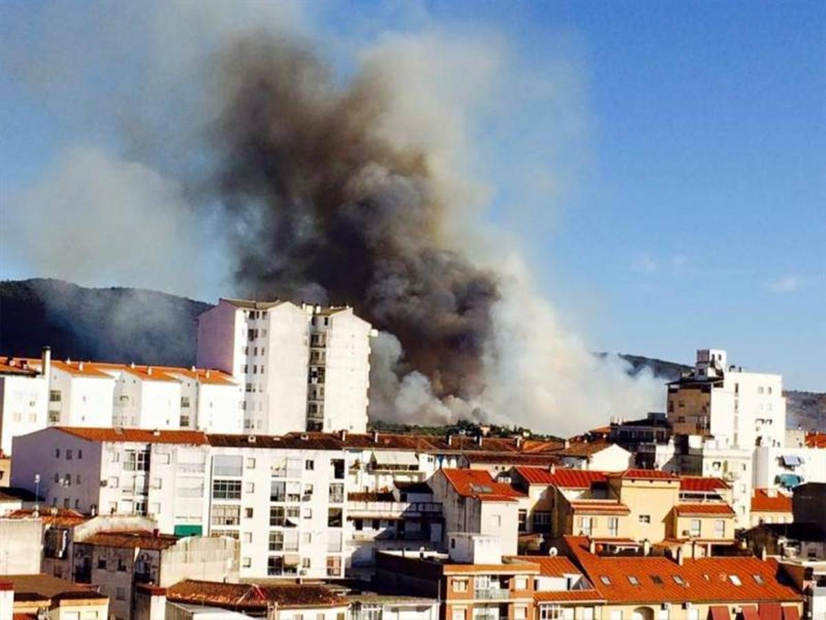 Un incendio en la sierra de Santa Bárbara causa alarma en Plasencia