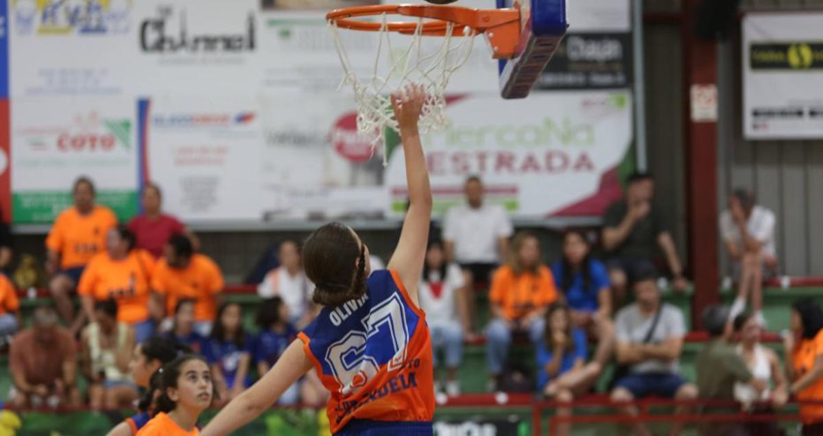 Tiro al aro de una de las deportistas.  | BERNABÉ/ AMANDA CASTRO