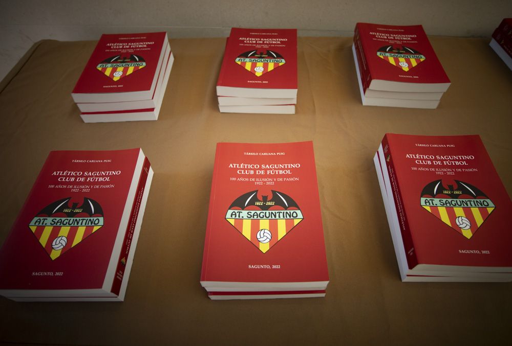Társilo Caruana presenta su libro sobre la historia del Atlético Saguntino, el año del centenario del club.