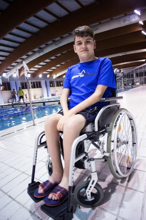 Equipo de natación adaptado en las piscinas del Parque del Oeste.