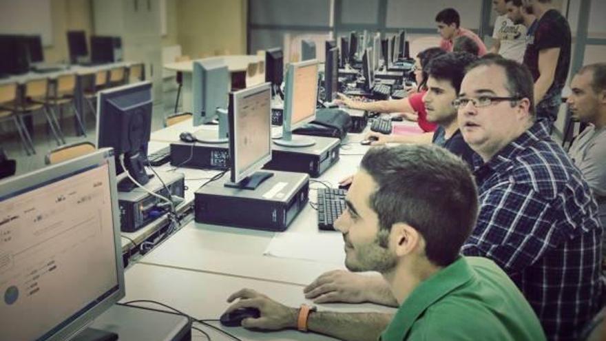 Alumnos de Ingeniería de Organización y Logística experimentando con el juego.