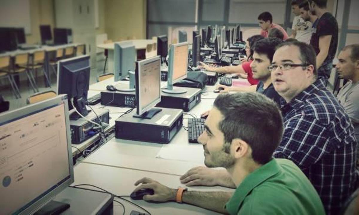 Alumnos de Ingeniería de Organización y Logística experimentando con el juego.