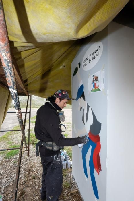 Trabajo de pintura en el monolito de la cima Angli