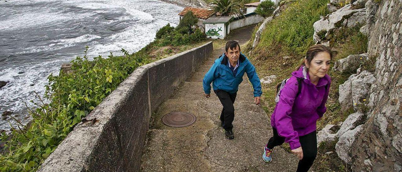 Arriba, Ramón Suárez y Ana Martínez, al inicio de la senda Costa Norte, con la mina y la playa de Arnao al fondo. Sobre estas líneas, a la izquierda, Juan San José y Diana Moreno en el Museo de Anclas; a la derecha, Armando Molina en la playa de Arnao (arriba) y un tramo de la senda Costa Norte.