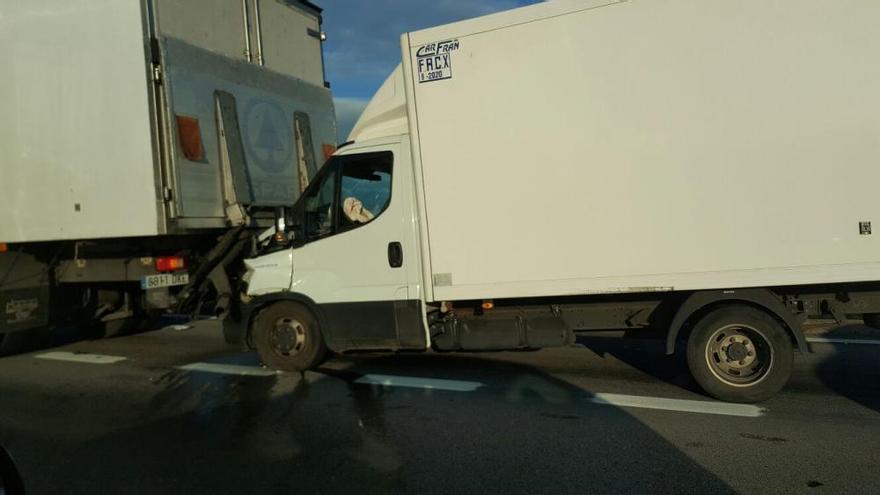 Dos heridos en una triple colisión en la autopista &quot;Y&quot;, entre Serín y Lugones