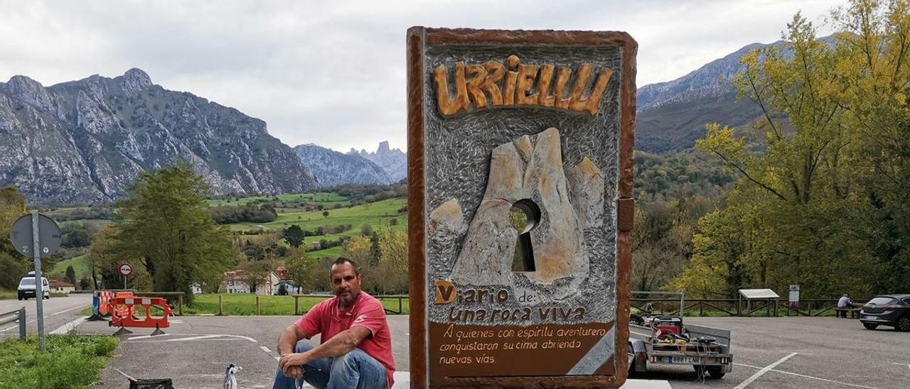 El nuevo monumento de homenaje al Picu Urriellu y sus escaladores, junto a su autor, Silfredo Torrado.