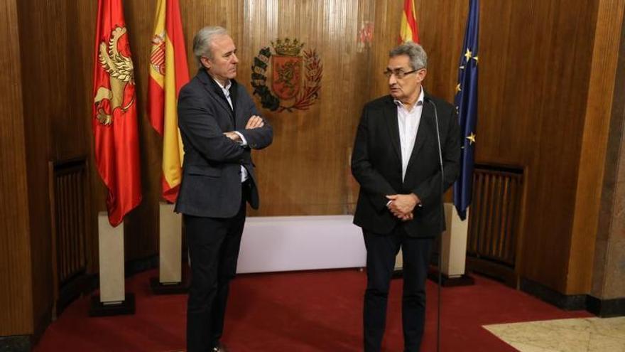 El alcalde de Zaragoza, Jorge Azcón, junto al concejal de Vox, Julio Calvo.  | ÁNGEL DE CASTRO