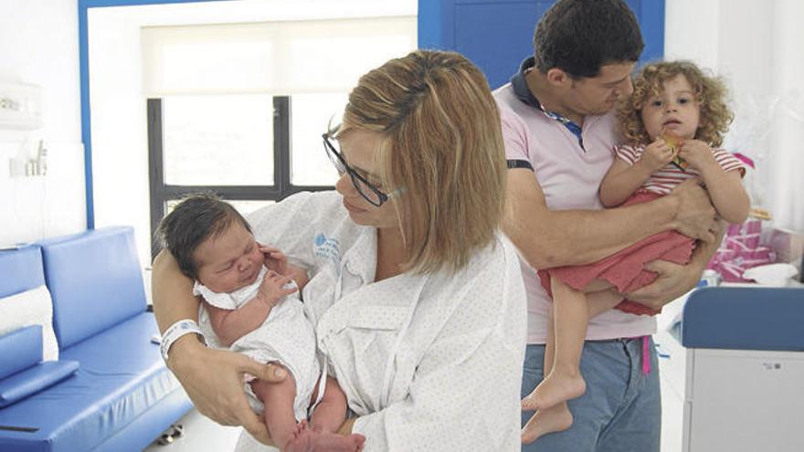 La familia Ferrer Bonet, con la pequeña Adriana y su hermana mayor, ayer por la tarde, en el hospital de Can Misses.
