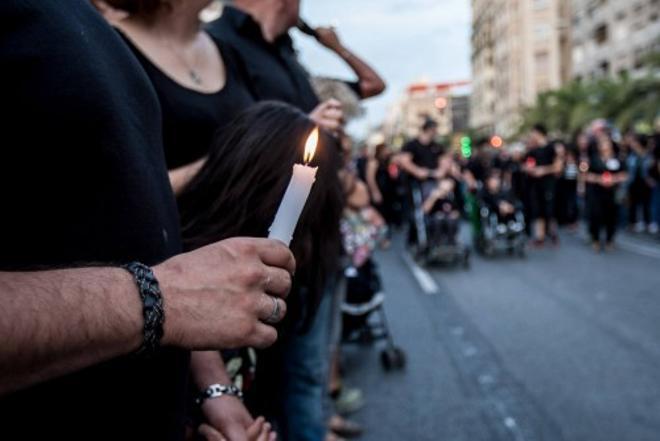 Cientos de personas participan en el «entierro» de la dependencia en Alicante