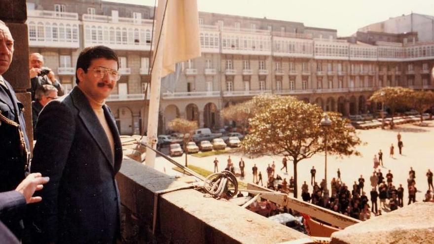 Domingos Merino, en el balcón del Ayuntamiento, junto a la bandera gallega, tras ser nombrado alcalde. / la opinión