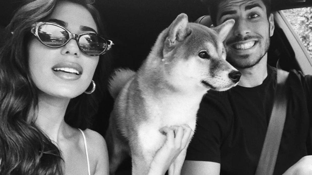 Marco Asensio y Sandra Garal con su shiba Rome