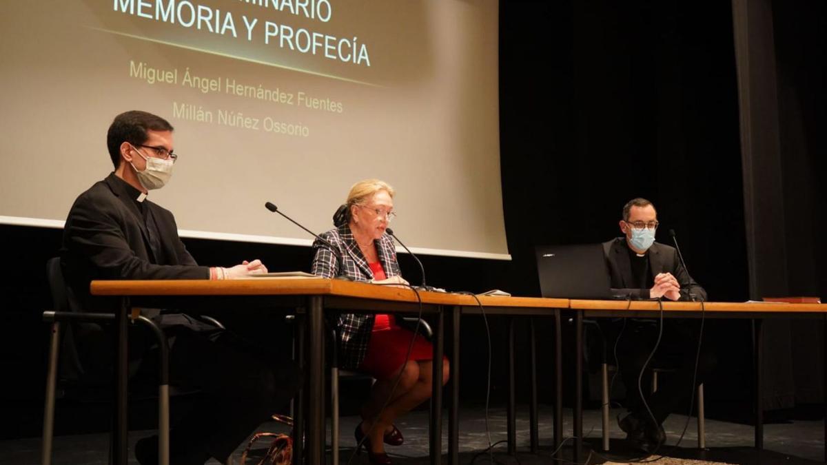 Desde la izquierda, Millán Núñez, Carmen Ferreras y Miguel Ángel Hernández, en el seminario.