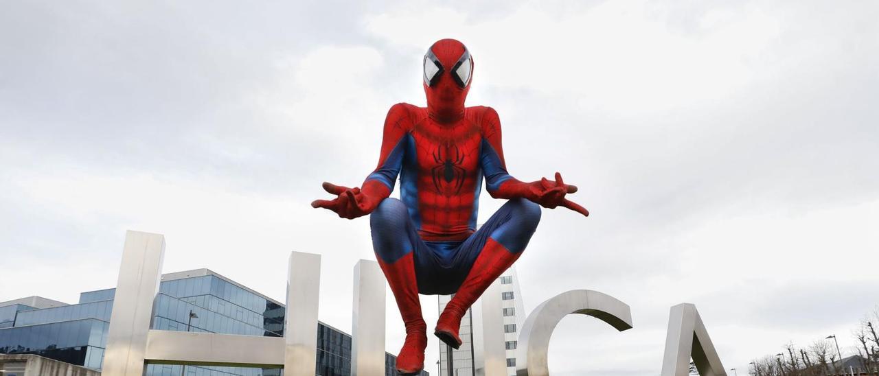 Así es Spiderman, el superhéroe del HUCA que rompe la rutina de los niños ingresados