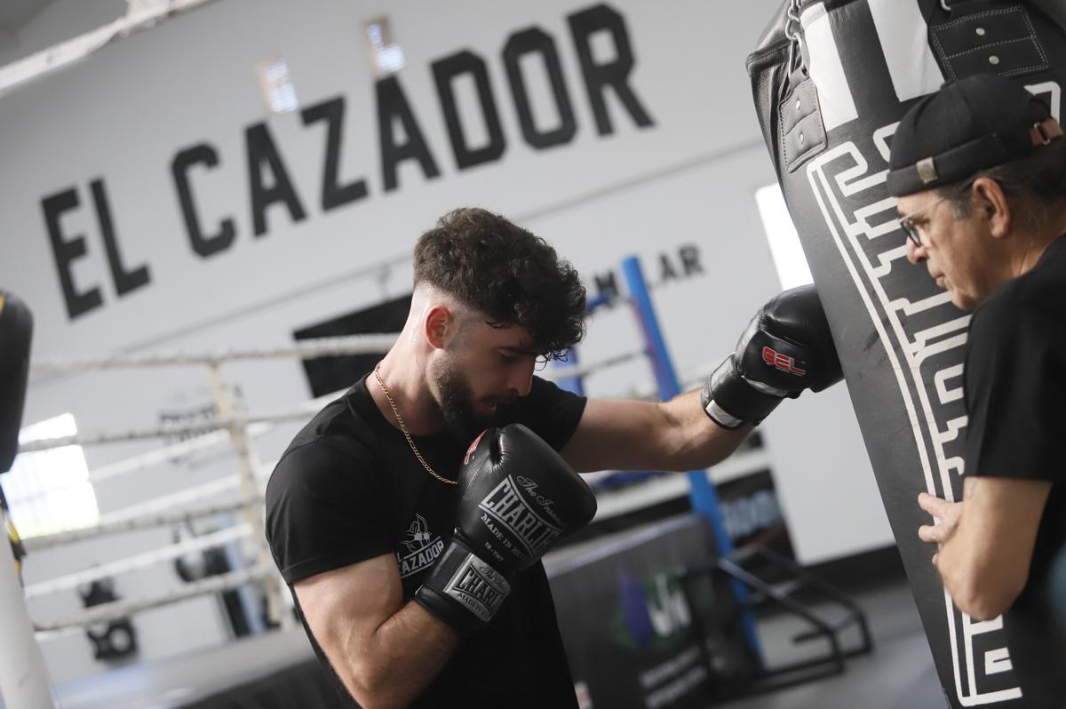 Pepe Navarro Jr. se prepara en el Gimnasio Boxing Club El Cazador junto a Sánchez Atocha.