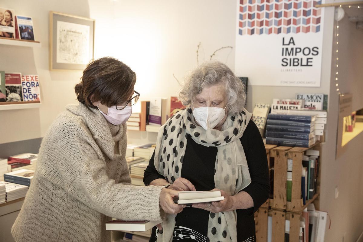 Júlia Galisteo, con la librera Olga Federico, en La Impossible.