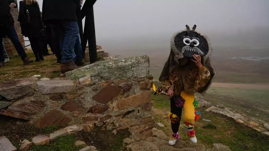 El Zangarrón de Montamarta desafía a la niebla y el frío para arrancar 2026