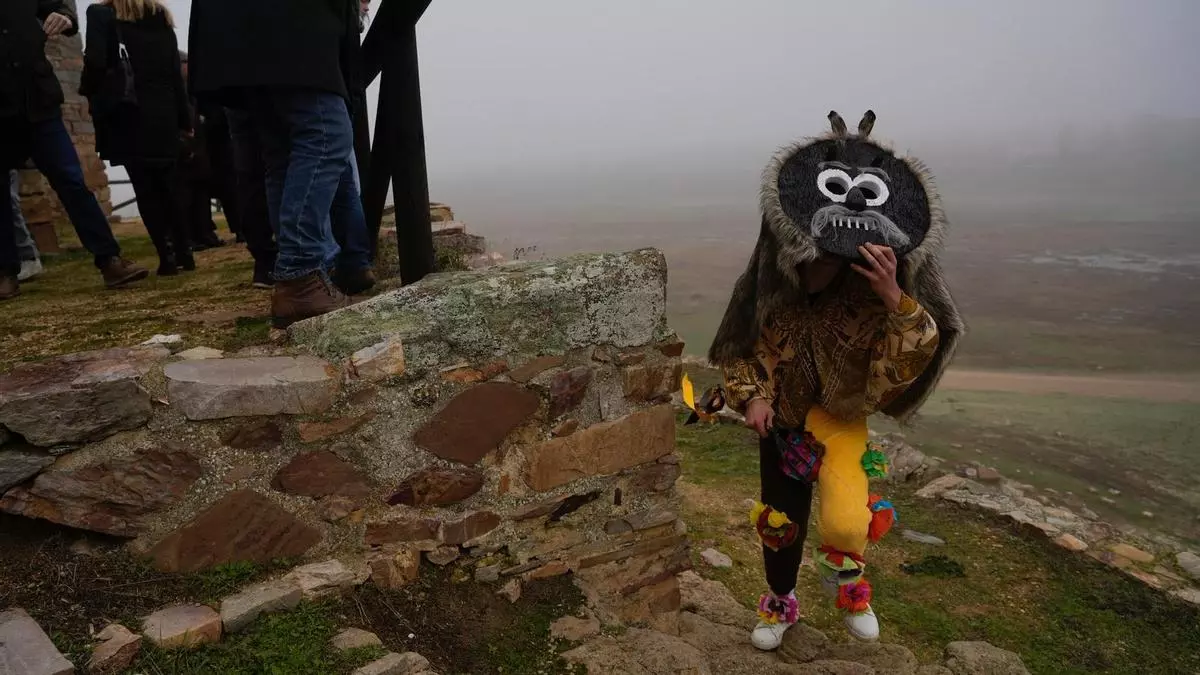 El Zangarrón de Montamarta brinca entre la niebla y el aguanieve