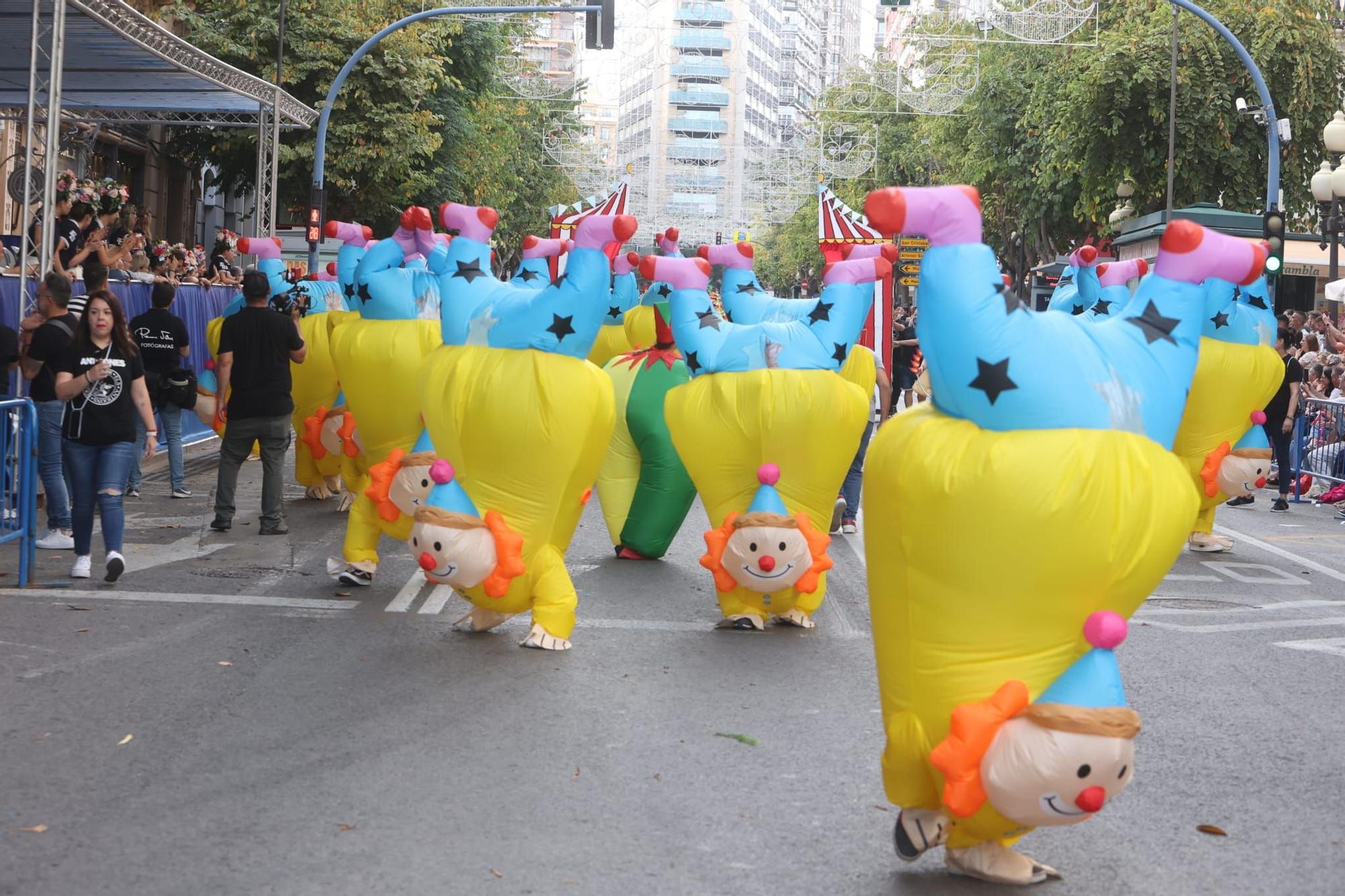 Las 89 hogueras y 20 barracas inundan las calles de Alicante con el tradicional desfile del Ninot