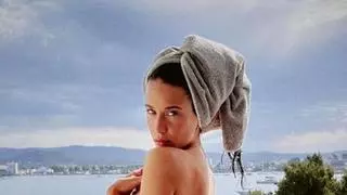 Maria Pedraza posa tras la ducha en el balcón de su hotel en Ibiza