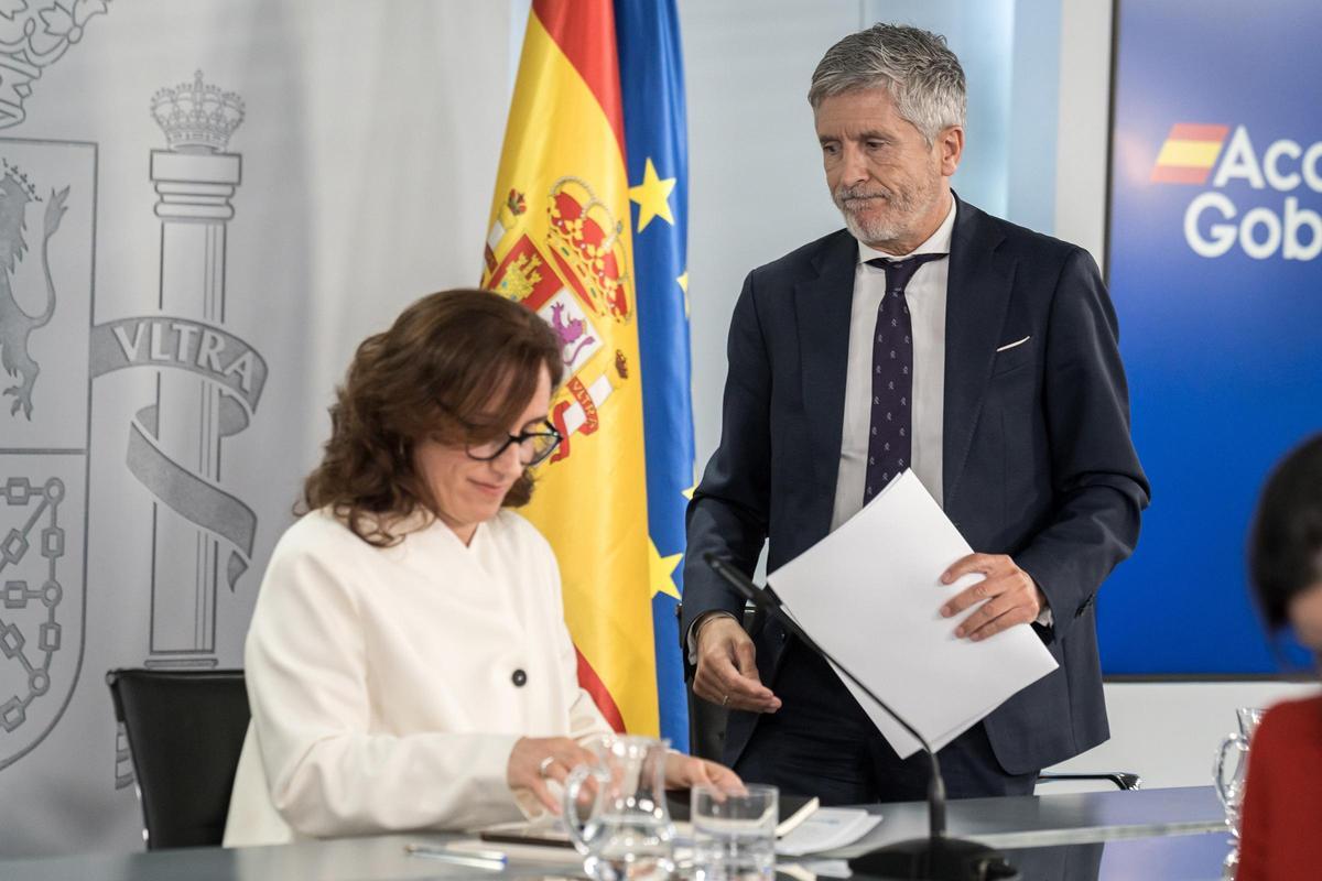 La ministra Mónica García y el titular de Interior, Fernando Grande-Marlaska.