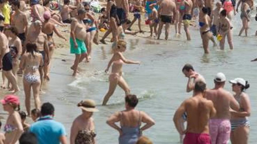 Playa del Postiguet durante la campaña estival.