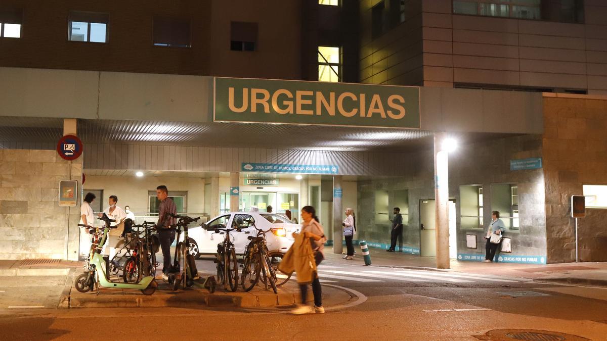 Entrada de Urgencias del hospital Miguel Servet en Zaragoza, este miércoles por la tarde.