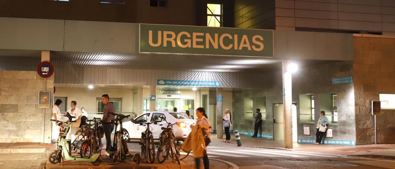 Entrada de Urgencias del hospital Miguel Servet en Zaragoza, este miércoles por la tarde.