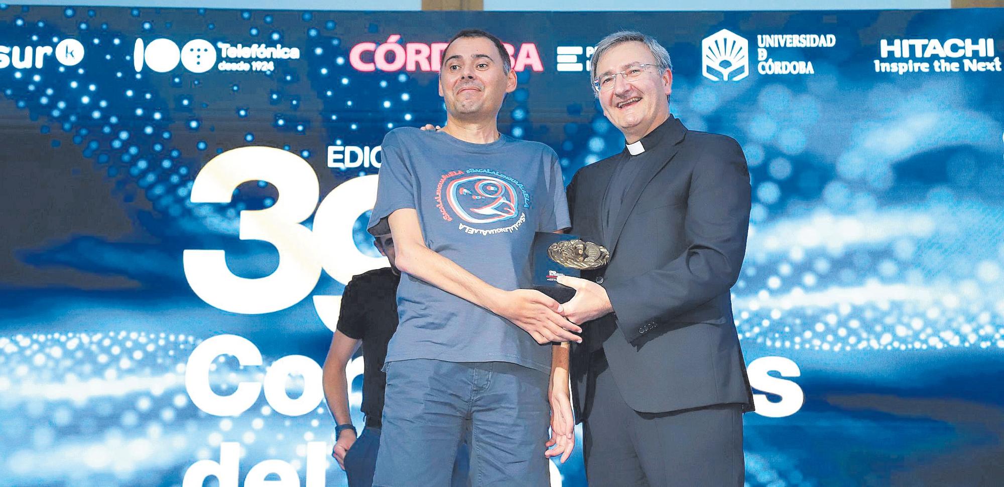 23.	Miguel Ángel Roldán, con el deán-presidente del Cabildo Catedral, José Alberto Nieva, que le entregó el reconocimiento.