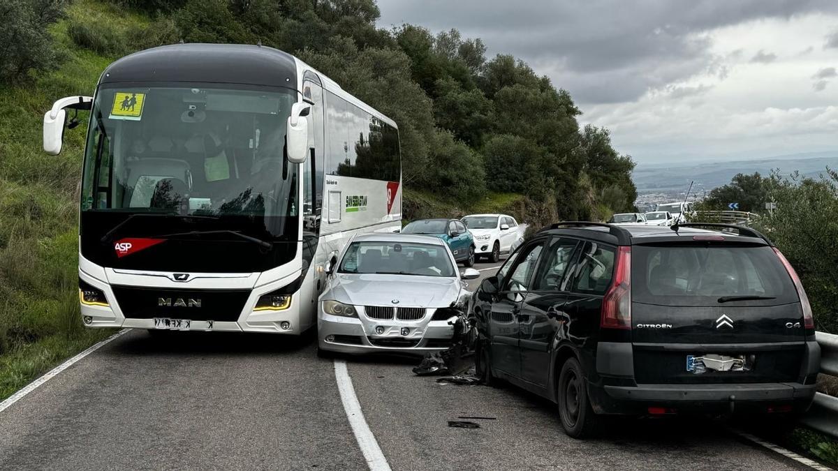 Vehículos implicados en el accidente. El presunto autor de los hechos salió huyendo a pie.