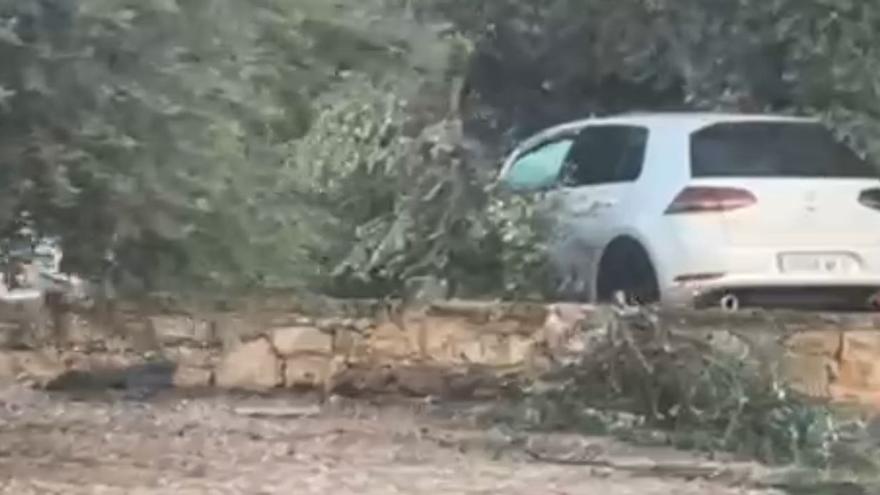 Un vehículo se empotra contra una rotonda en Castellón: &quot;El coche ha volado&quot;