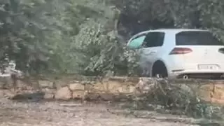 Un vehículo se empotra contra una rotonda en Castellón: "El coche ha volado"