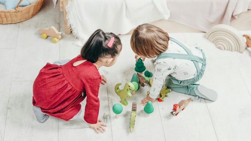 Dos pequeños jugando. | | COTTONBRO STUDIO/ PEXELS