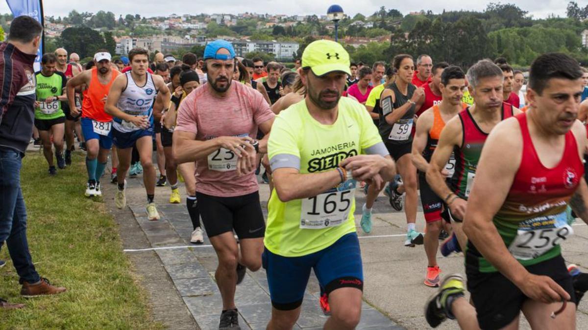 Participantes en la Carrera por la Ría de O Burgo. |   // LA OPINIÓN