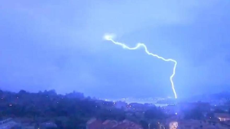 Una espectacular tormenta desvela a Vigo con decenas de rayos e inundaciones