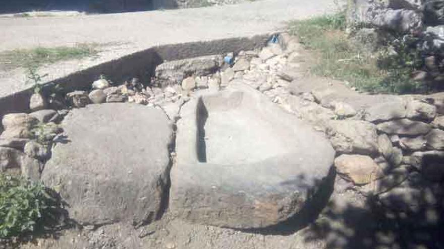 Recuperadas dos pilas de piedra en Rosinos