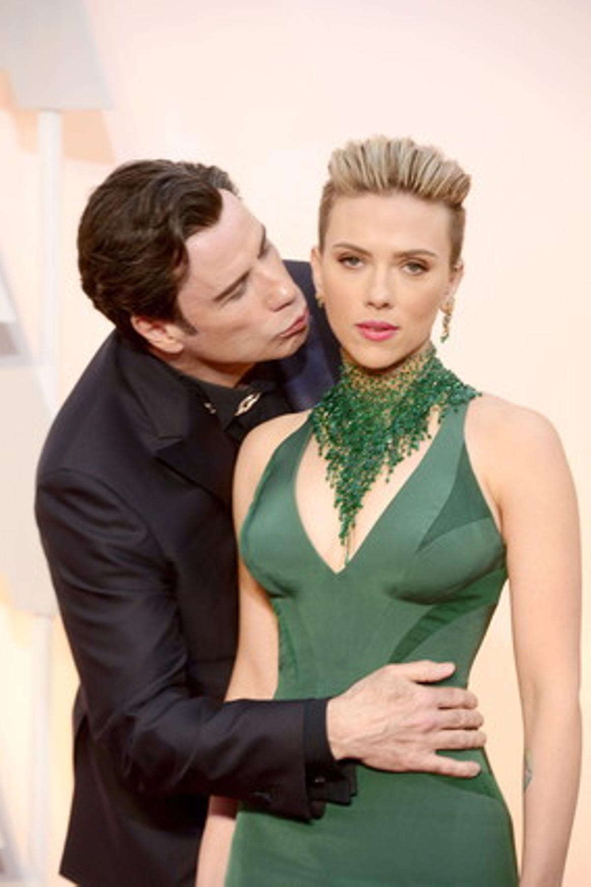 John Travolta besa a Scarlett Johansson, en una de las fotos más comentadas en las redes sociales.