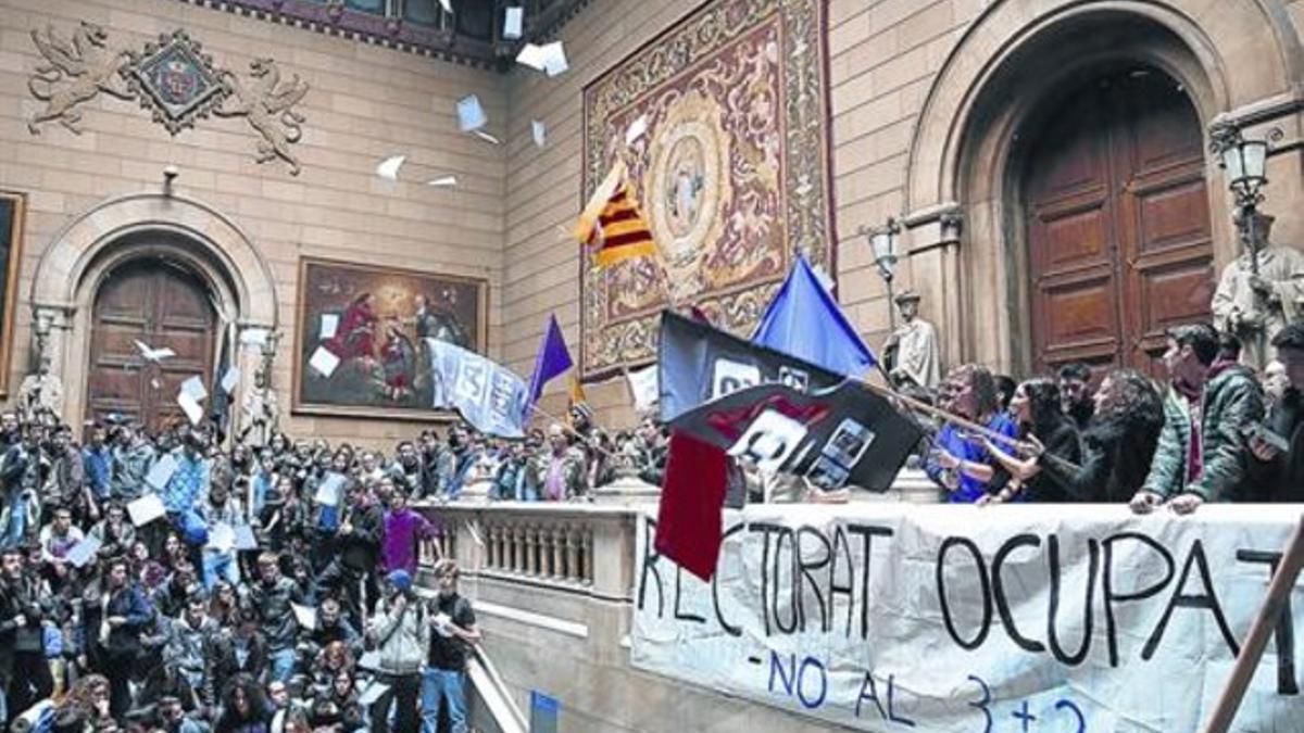 El rectorado de la Universitat de Barcelona, en el edificio histórico, ocupado por los estudiantes al concluir la manifestación de ayer a mediodía.