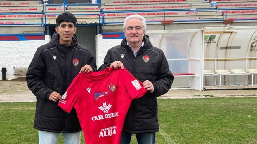 Kevin Contreras, con el presidente del CD Benavente, Pedro Gallego. | EFE