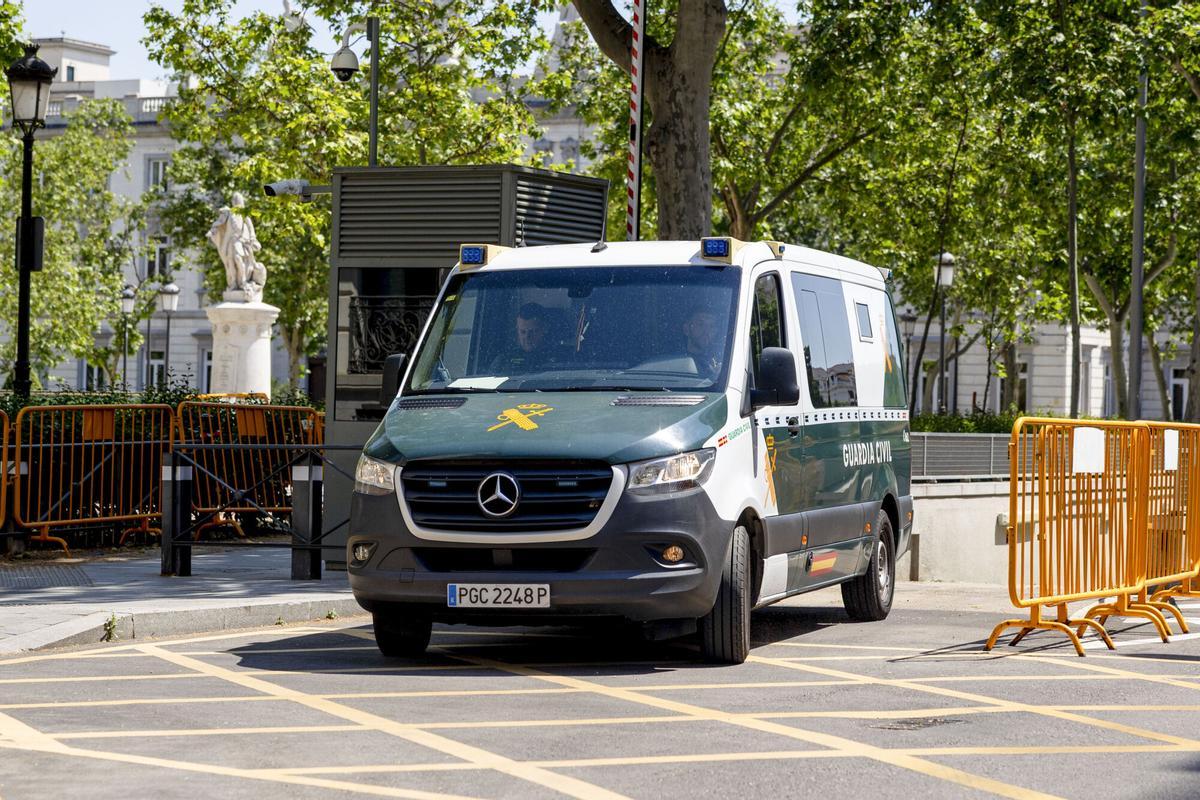 - Vehículo de la Guardia Civil que traslada al ex número dos del Ministerio del Interior con el PP Francisco Martínez y al 'hacker' José Luis Huertas, Alcasec, que comparecen este jueves en la Audiencia Nacional tras su detención por su presunta vinculación con una red criminal dedicada al ciberataque de organismos públicos y empresas estratégicas. EFE/ Daniel González. sust txto, amplía el texto, añade vídeo, sust foto