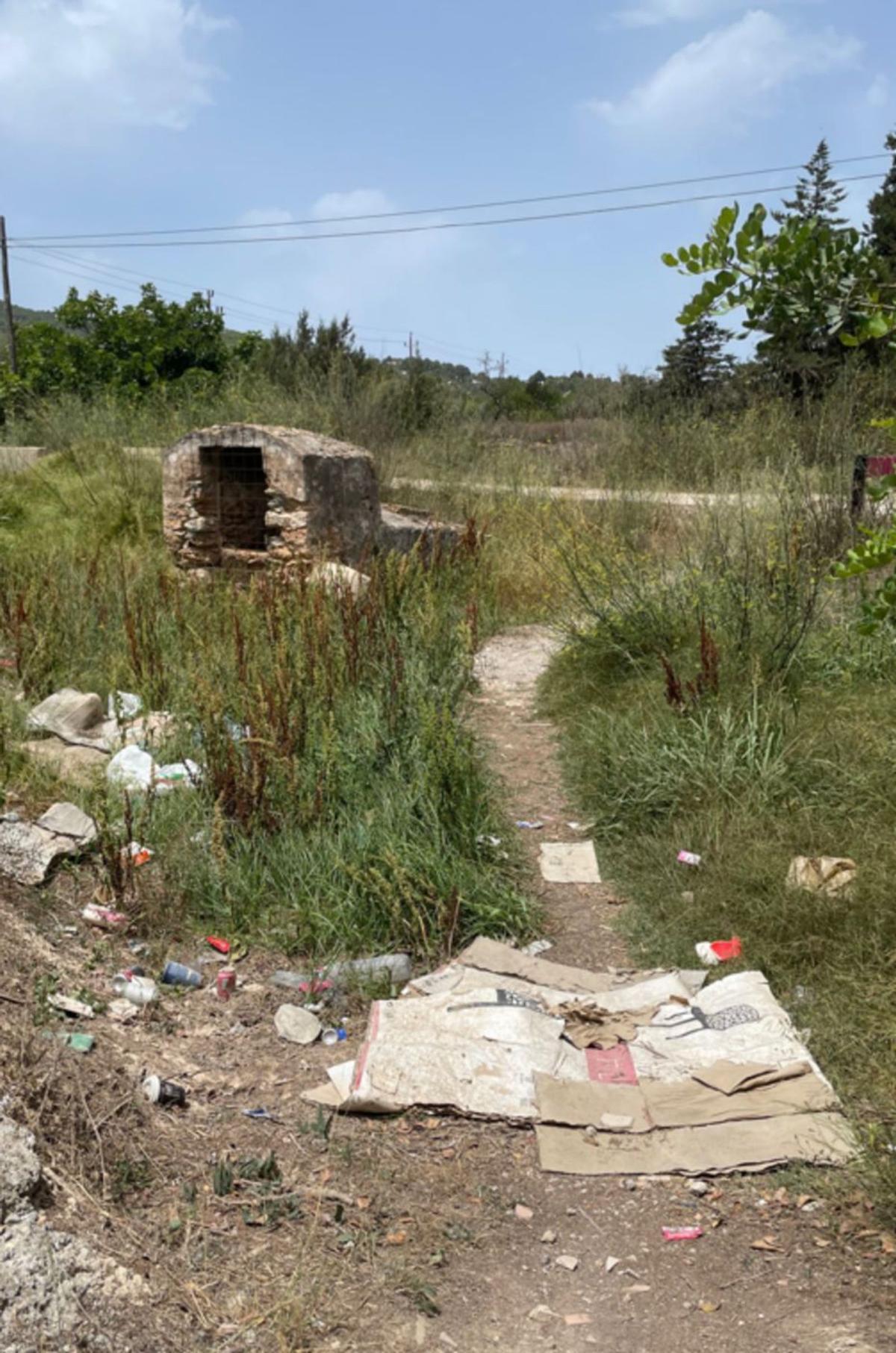 Basura junto al pozo de Ca na Maciana. | D. I.