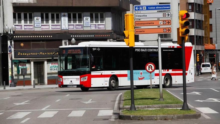 Los viajes en el autobús público de Gijón, a la mitad de precio hasta junio: estas son las nuevas tarifas