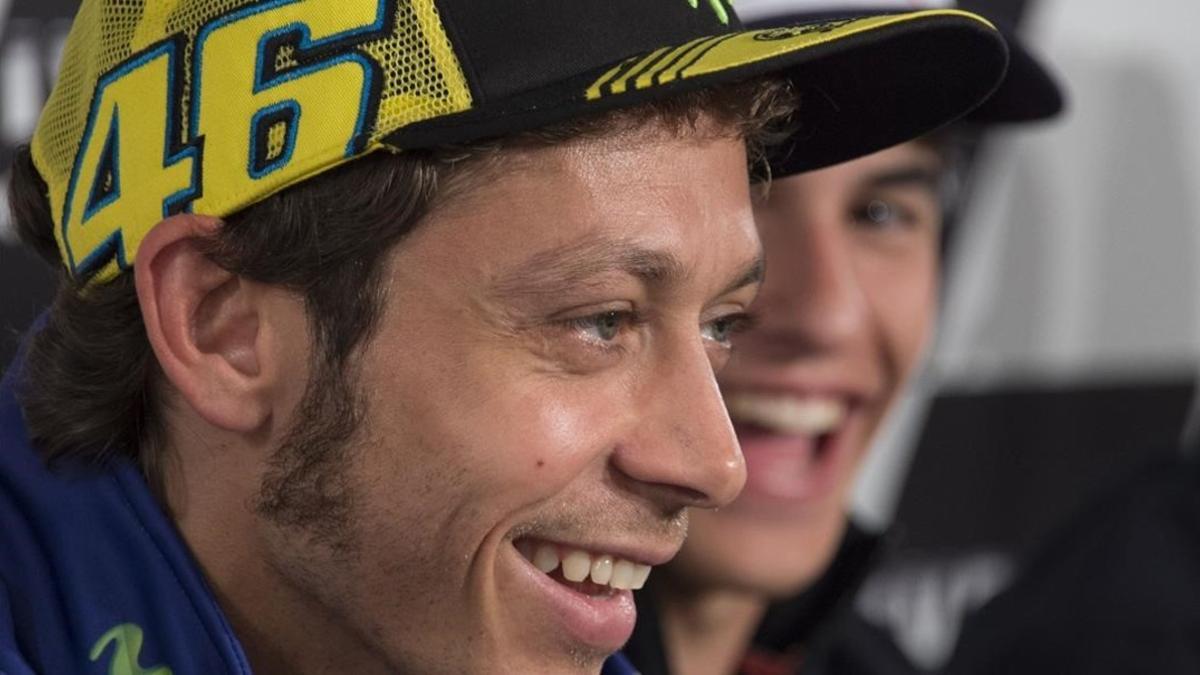 Valentino Rossi y Marc Márquez se parten de risa en una conferencia de prensa del Mundial de MotoGP.