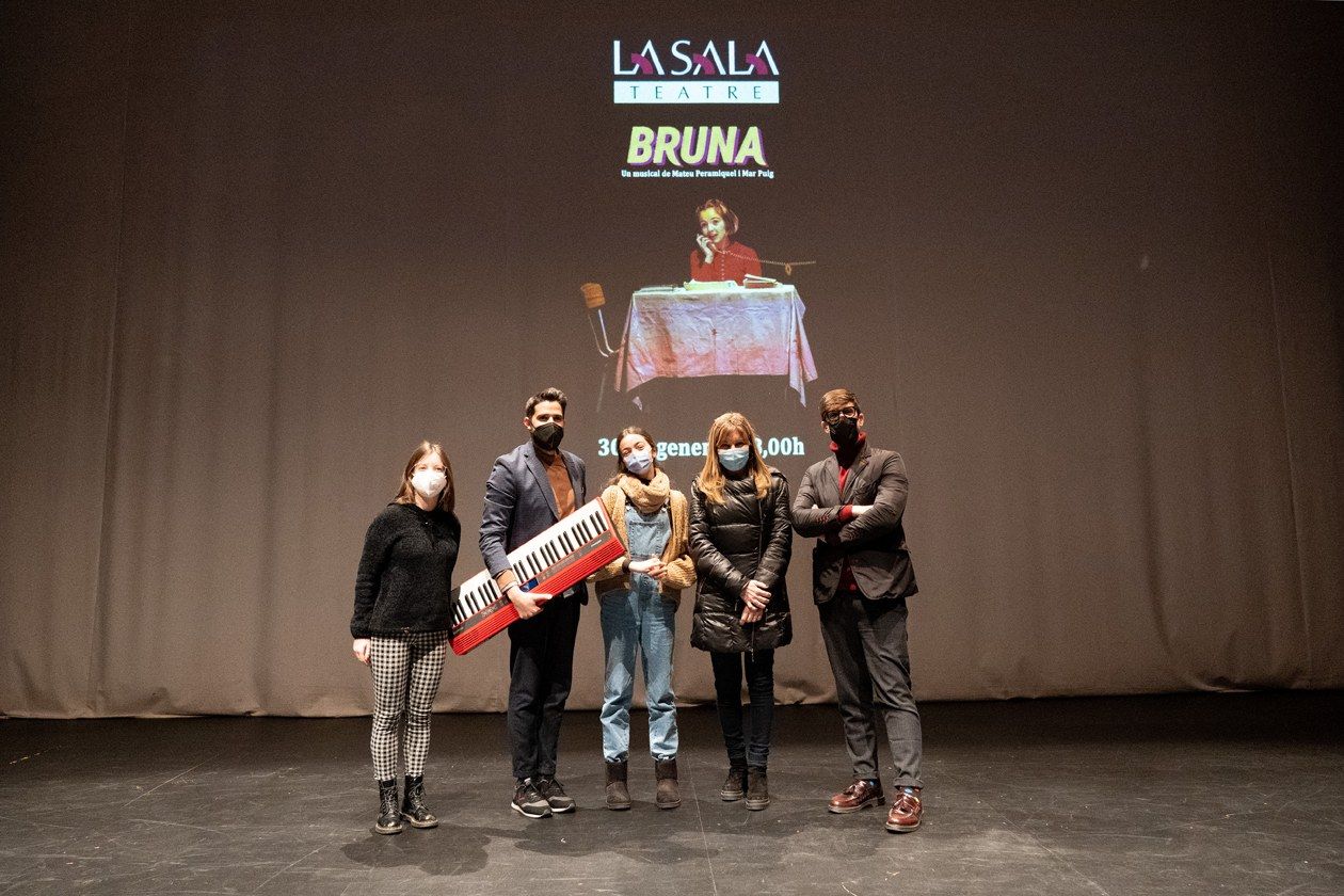 El equipo de 'Bruna' con la alcaldesa de Rubí, Ana María Martínez