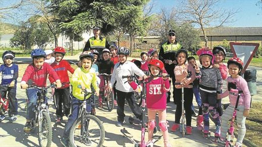 Los policías locales de Villafranca dan formación vial a alumnos de Primaria