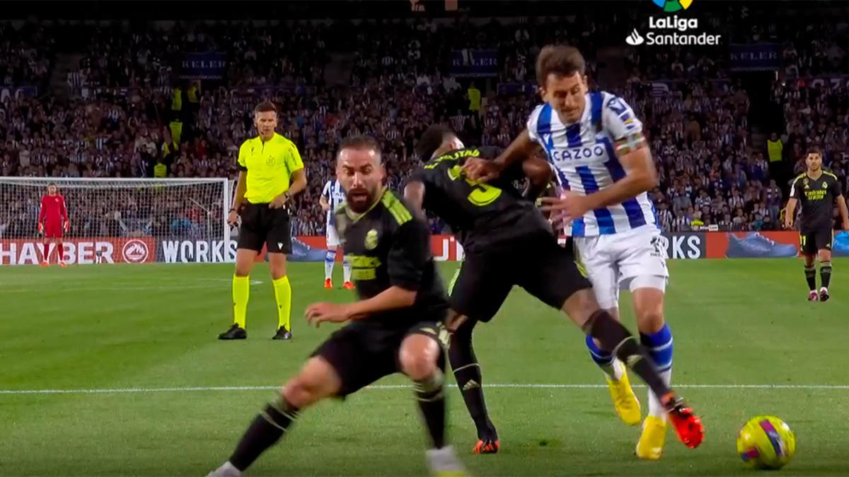 Real Sociedad - Real Madrid | El posible penalti de Militao a Oyarzabal